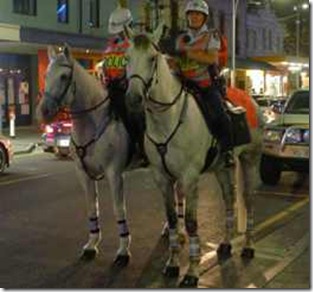 Adelaide, Hindley St, ridande poliser