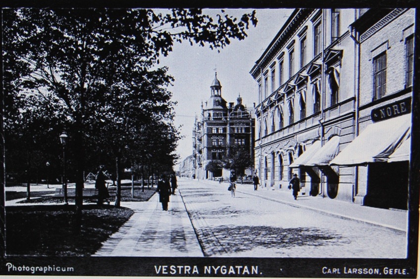 Vastra_Nygatan_mot_Gevaliapalatset-Carl_Larsson