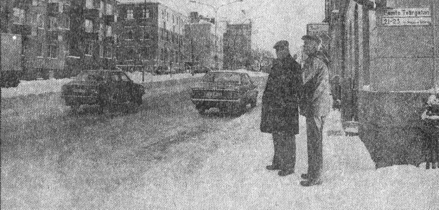 Holmström och Widlund står i hörnet av Brynäsgatan och Femte och minns hur det såg ut.