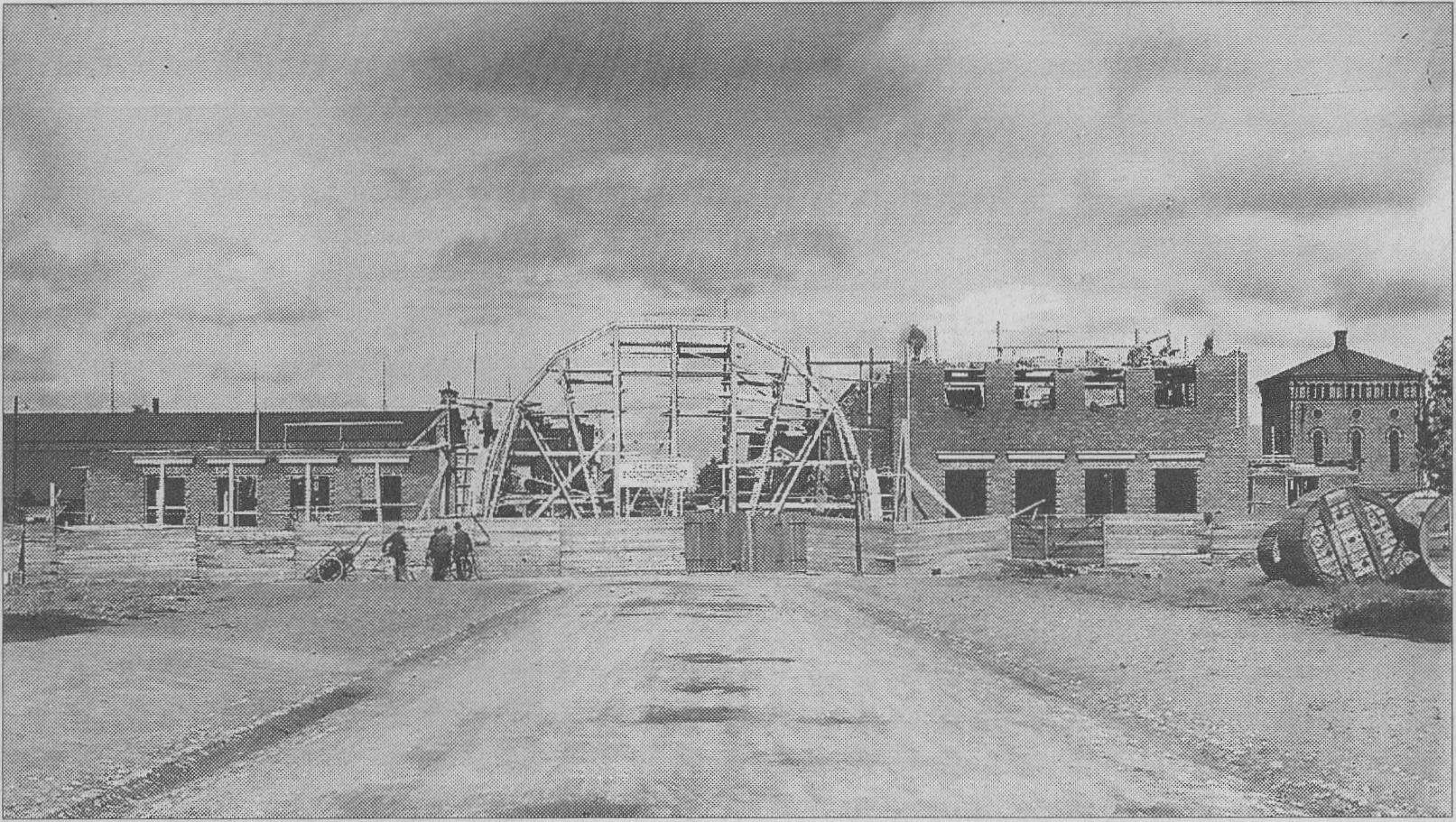 Södra station under uppbyggnad. Den stora, välvda vänthallen var redan då av dominerande format.