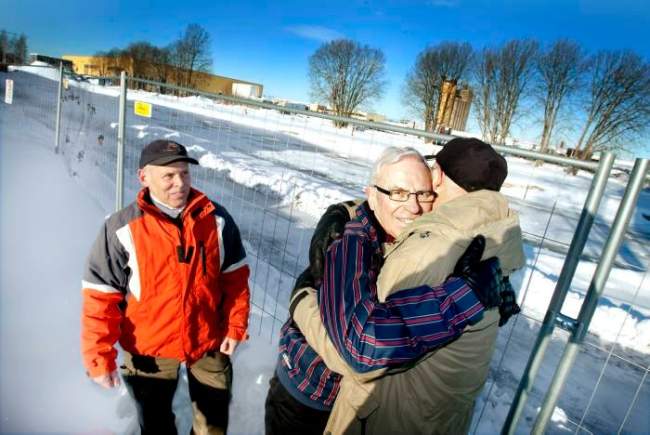 Bosse Stenbäck med sina räddare 58 år efter olyckan 1952