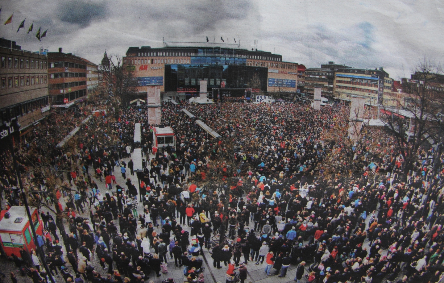 Tusentals människor på Stortorget i Gävle för att fira sina hjältar.