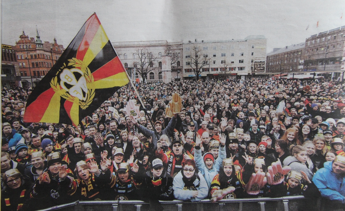 Tusentals hyllade guldhjältarna. Det var knökfullt med folk på Stortorget när Brynäslaget i går kom för att motta folkets hyllningar. Publicerat i Gefle Dagblad 2012-04-22. Tusentals människor på Stortorget i Gävle för att fira sina hjältar.