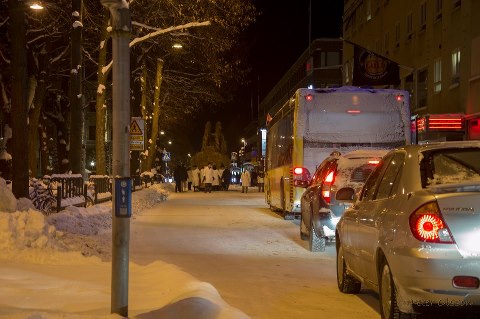 Lilla bocken tar en promenad ute i trafiken