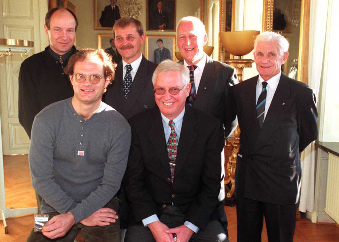 *** Local Caption *** Gamla trotjänare i IFK föreningen hedrades; övre raden från vänsterm Ove Forslund, Sture Jernqvist, Tage Lundin och Gunnar Evaldsson. Främre raden från vänster Hans Westberg och Börje Mattsson