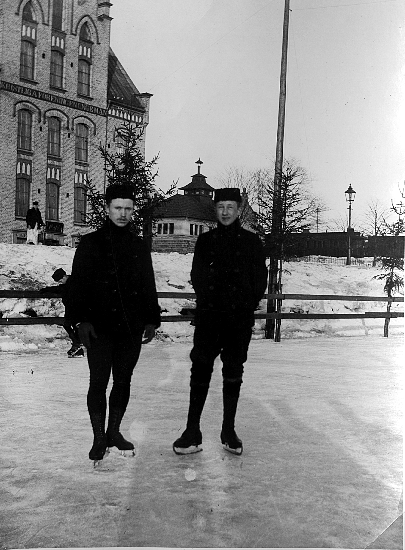 Konståkare på Gavleån framför sjömanskyrkan *** Local Caption *** Rickard "Ricken" Johansson och K. A. Holmström